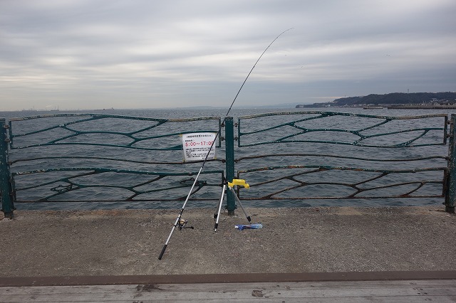 トリックサビキ！餌つけ器を柵に固定する方法 | 釣道楽