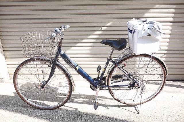 自転車荷台にクーラーボックスを載せてみた写真
