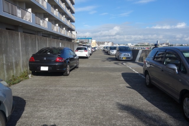 平日7時ころのまるまつ丸駐車場の混雑状況の写真