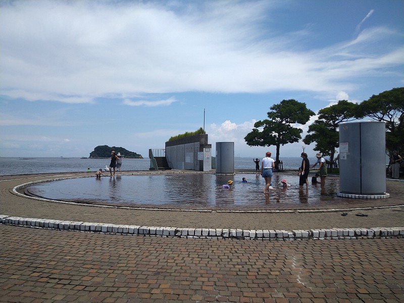 うみかぜ公園の噴水混雑状況